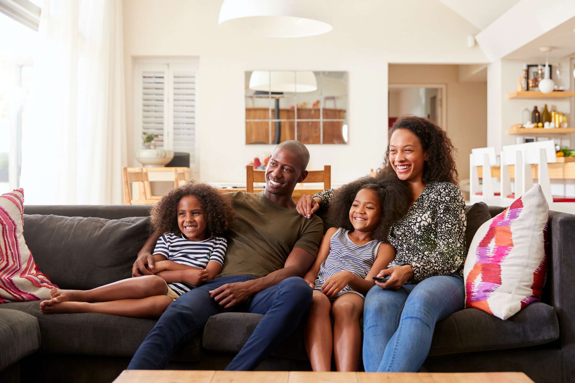 Famille française regardant l'IPTV 4K Ultra HD sur Smart TV